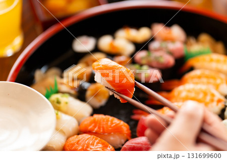 サーモンのお寿司を食べる手元 131699600