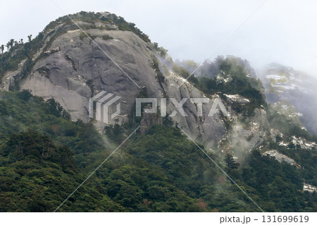 神が宿る 巨岩花崗岩の山々 世界自然遺産屋久島(冬 神が宿る 巨岩花崗岩の山々 世界自然遺産屋久島(冬 131699619