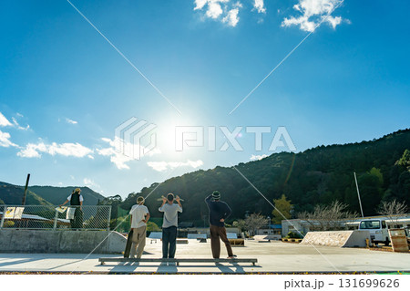 三重県南伊勢町　廃校となった旧穂原小学校の穂原スケートパークでスケートボードを楽しむ若者たち 131699626