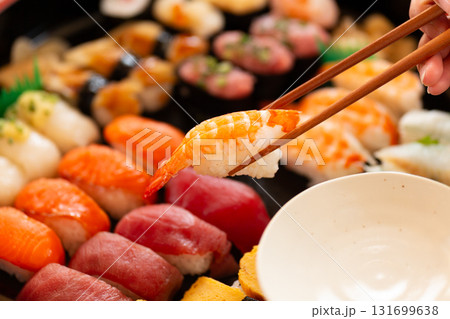 えびのお寿司を食べる手元 131699638