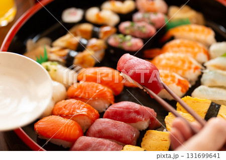 マグロのお寿司を食べる手元 131699641