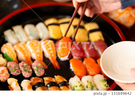 サーモンのお寿司を食べる手元 131699642