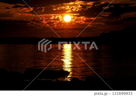 ＜素材＞秋の海に沈む夕日 131699933