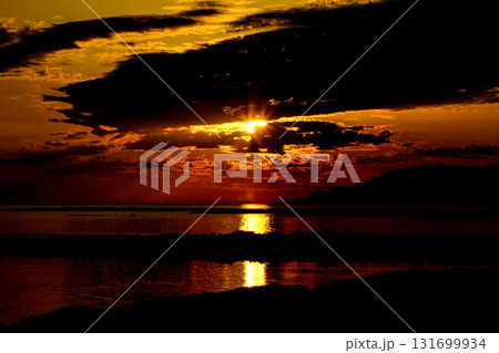 ＜素材＞秋の海に沈む夕日 131699934