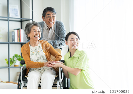 介護サービスを受けるシニアの夫婦 介護サービスを受けるシニアの夫婦 131700025