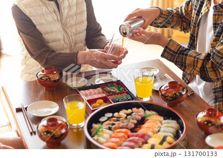 実家へ帰省した家族とおばあちゃんで囲む正月の食卓 実家へ帰省した家族とおばあちゃんで囲む正月の食卓 131700133