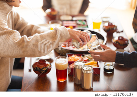 実家へ帰省した家族とおばあちゃんで囲む正月の食卓 131700137