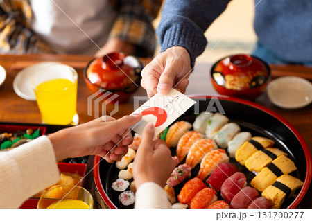 お正月の実家でお父さんからお年玉をもらう子供の手 お正月の実家でお父さんからお年玉をもらう子供の手 131700277