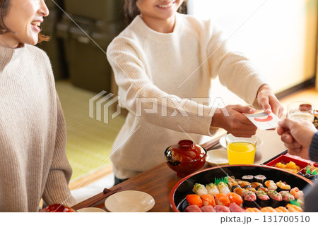 お正月の実家でお父さんからお年玉をもらう子供の手 131700510