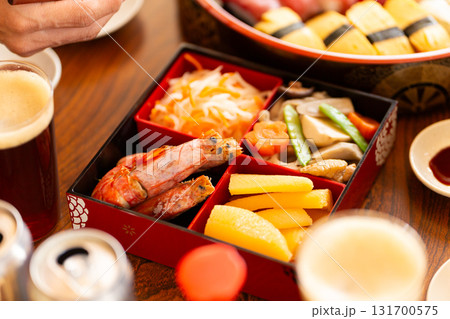 実家へ帰省した家族とおばあちゃんで囲む正月の食卓 131700575