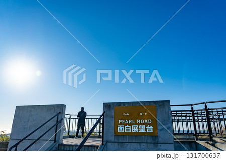 三重県鳥羽市　朝の面白展望台から伊勢の海の写真を撮る男性 131700637