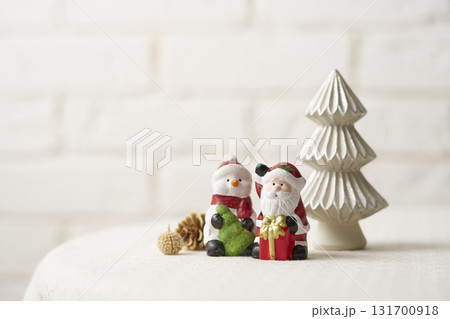 クリスマスイメージ　ミニチュアツリー 131700918