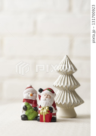 クリスマスイメージ　ミニチュアツリー 131700923