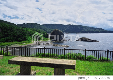 夏の津軽半島 高野埼の遊歩道のベンチから袰月海岸の大石を望む 夏の津軽半島 高野埼の遊歩道のベンチから袰月海岸の大石を望む 131700970