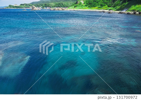 夏の津軽半島　高野埼の海にのびる遊歩道からエメラルドグリーンの海を望む 131700972