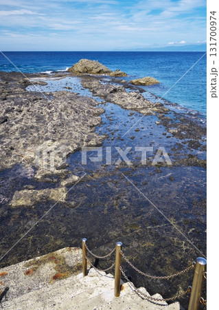 夏の津軽半島　高野埼の海にのびる遊歩道の渚橋から岬先端を望む 131700974