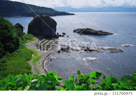 夏の津軽半島　高野埼の遊歩道から袰月海岸の大石を望む 131700975