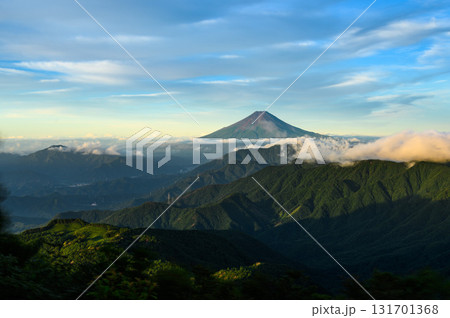 夏の雁ヶ腹摺山から見る富士山と山並みの絶景 夏の雁ヶ腹摺山から見る富士山と山並みの絶景 131701368