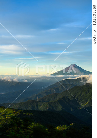 夏の雁ヶ腹摺山から見る富士山と山並みの絶景 夏の雁ヶ腹摺山から見る富士山と山並みの絶景 131701369