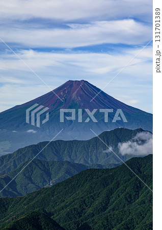 夏の雁ヶ腹摺山から見る富士山と山並みの絶景 夏の雁ヶ腹摺山から見る富士山と山並みの絶景 131701389