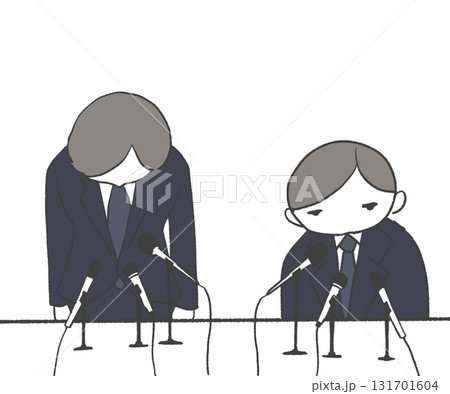 記者会見で謝罪する人と呆然とする人 131701604