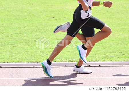 トラックを走るランナー トラックを走るランナー 131702365