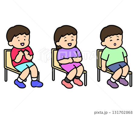 授業を聞くアジア人の子供たち　3人　挙手なし机なし 131702868