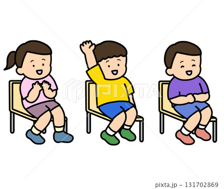 授業を聞くアジア人の子供たち 3人 挙手あり机なし 授業を聞くアジア人の子供たち 3人 挙手あり机なし 131702869