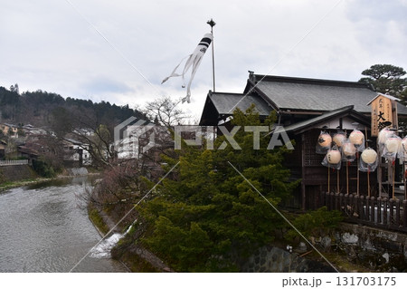 日本の岐阜県の高山市 春の高山祭期間中 提灯で飾られた日枝神社御旅所と周辺の街並みと宮川 日本の岐阜県の高山市 春の高山祭期間中 提灯で飾られた日枝神社御旅所と周辺の街並みと宮川 131703175