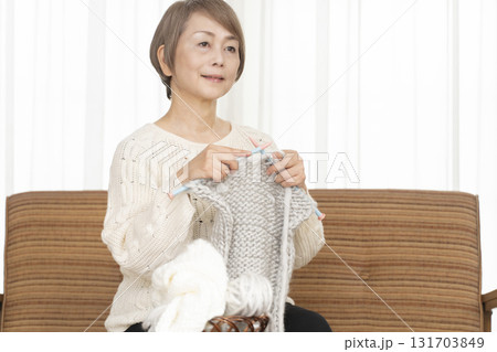 編み物をするシニア女性 131703849
