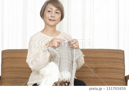 編み物をするシニア女性 131703850