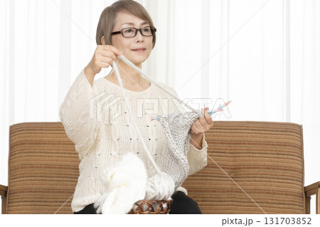 編み物をするシニア女性 131703852