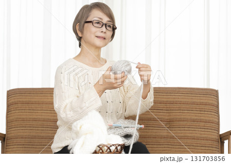 編み物をするシニア女性 131703856
