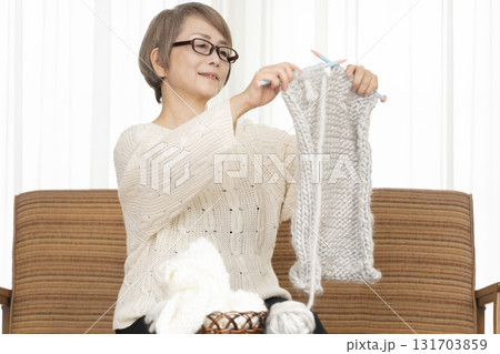 編み物をするシニア女性 131703859