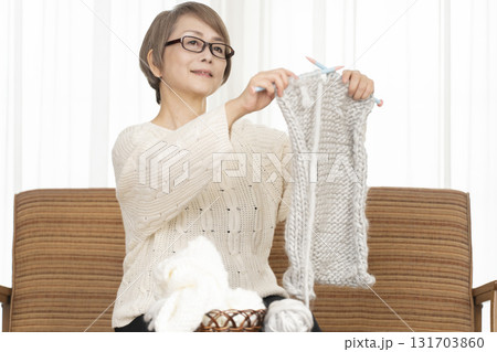 編み物をするシニア女性 編み物をするシニア女性 131703860
