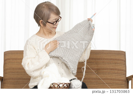編み物をするシニア女性 編み物をするシニア女性 131703863