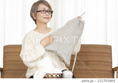 編み物をするシニア女性 131703864