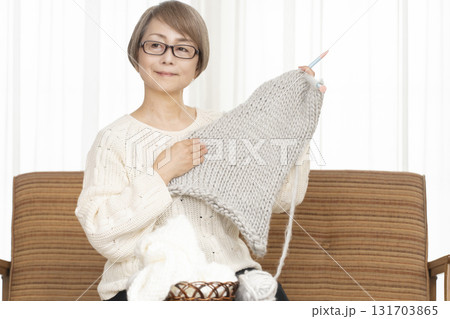編み物をするシニア女性 編み物をするシニア女性 131703865