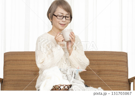 編み物をするシニア女性 131703867