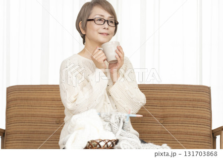 編み物をするシニア女性 131703868