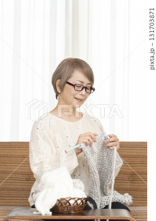 編み物をするシニア女性 編み物をするシニア女性 131703871