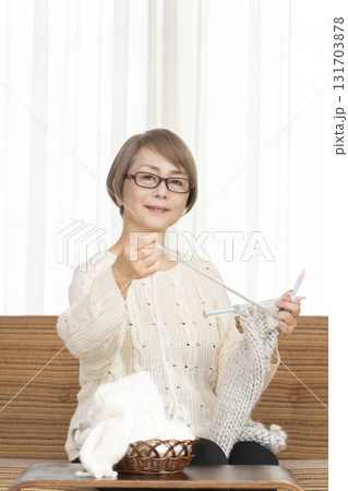 編み物をするシニア女性 編み物をするシニア女性 131703878