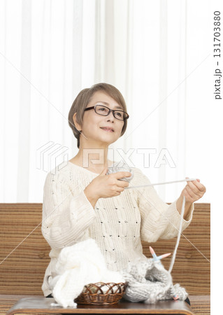 編み物をするシニア女性 131703880
