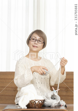 編み物をするシニア女性 編み物をするシニア女性 131703881