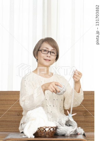 編み物をするシニア女性 131703882