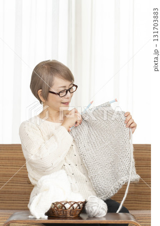 編み物をするシニア女性 131703883