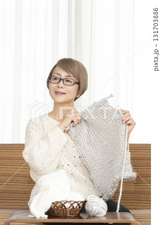 編み物をするシニア女性 131703886