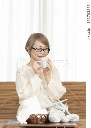 編み物をするシニア女性 131703888