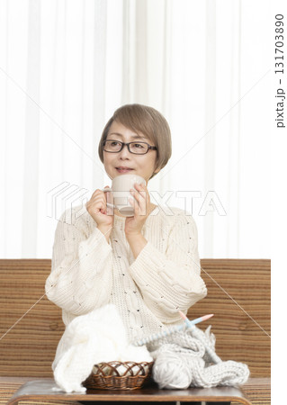 編み物をするシニア女性 131703890