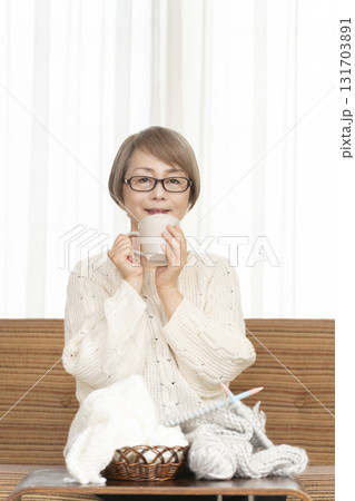 編み物をするシニア女性 131703891